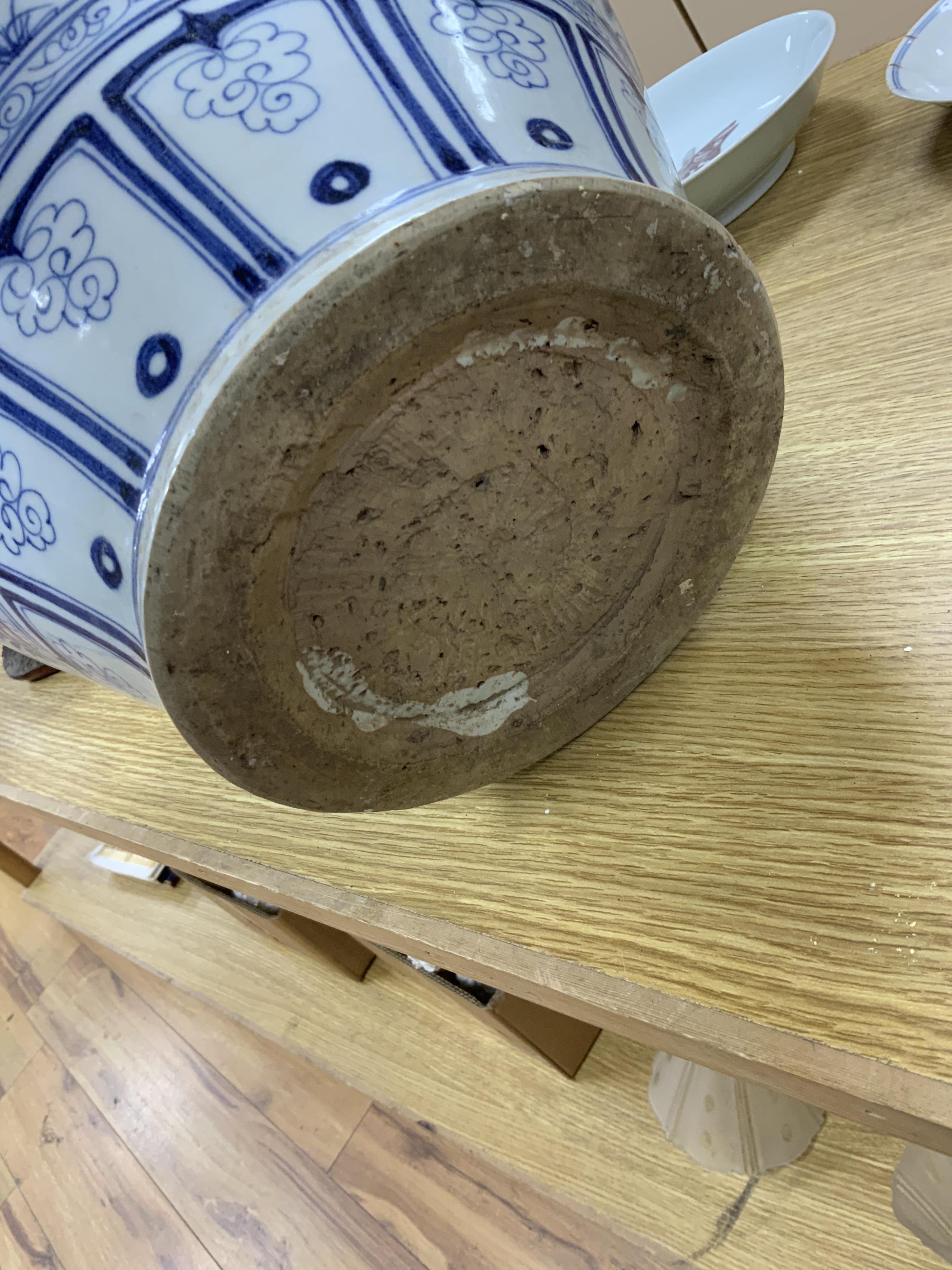 A large Chinese blue and white vase, 38cm